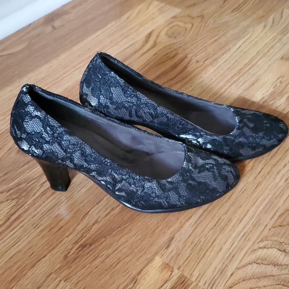 Black lace Aerosoles pump